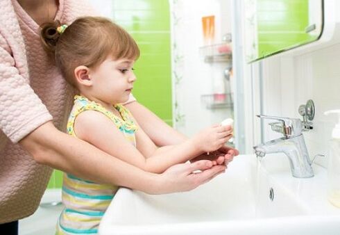 lavarse las manos para prevenir la infección por parásitos